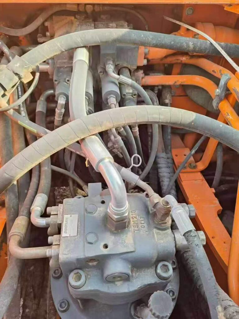DOOSAN DX260 used excavator photo 9