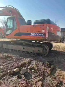 DOOSAN DX300 used excavator photo 1