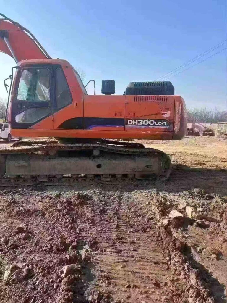 DOOSAN DX300 used excavator photo 2