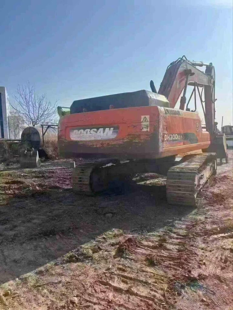 DOOSAN DX300 used excavator photo 3