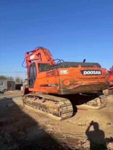 DOOSAN DX300 used excavator photo 1