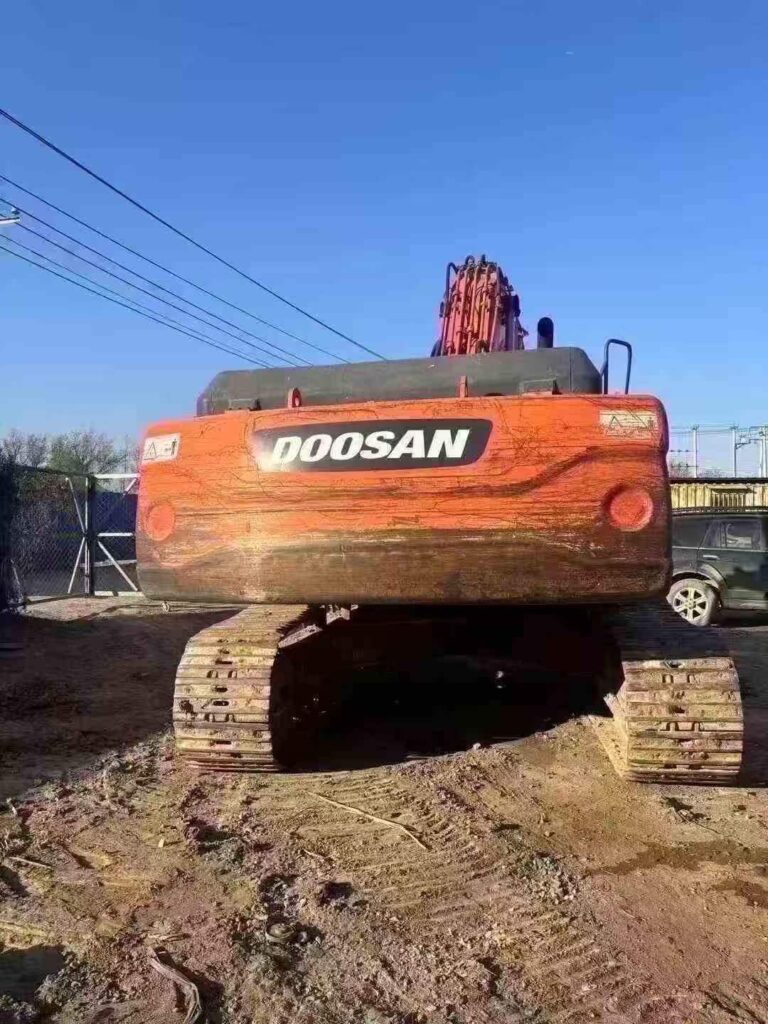 DOOSAN DX300 used excavator photo 2