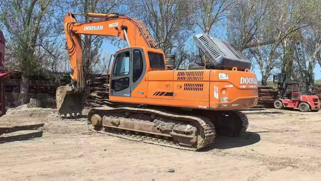 DOOSAN DX300 used excavator photo 1