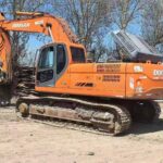 DOOSAN DX300 used excavator photo 1