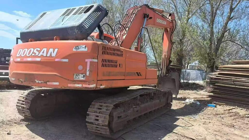 DOOSAN DX300 used excavator photo 2