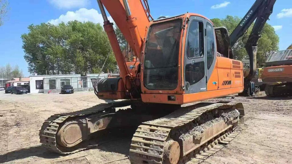 DOOSAN DX300 used excavator photo 3