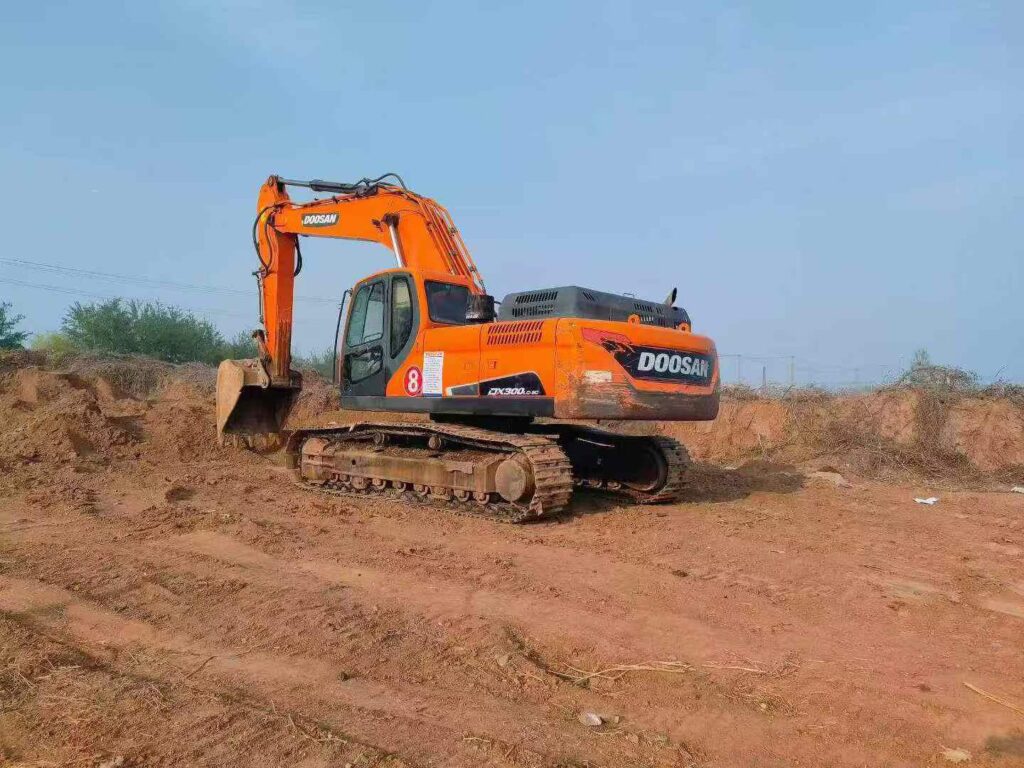 DOOSAN DX300 used excavator photo 1