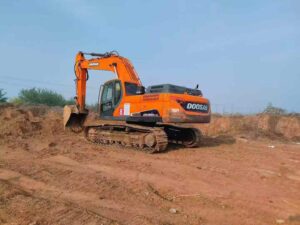 DOOSAN DX300 used excavator photo 1