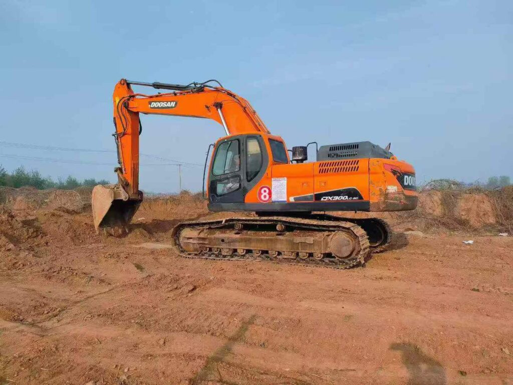 DOOSAN DX300 used excavator photo 2