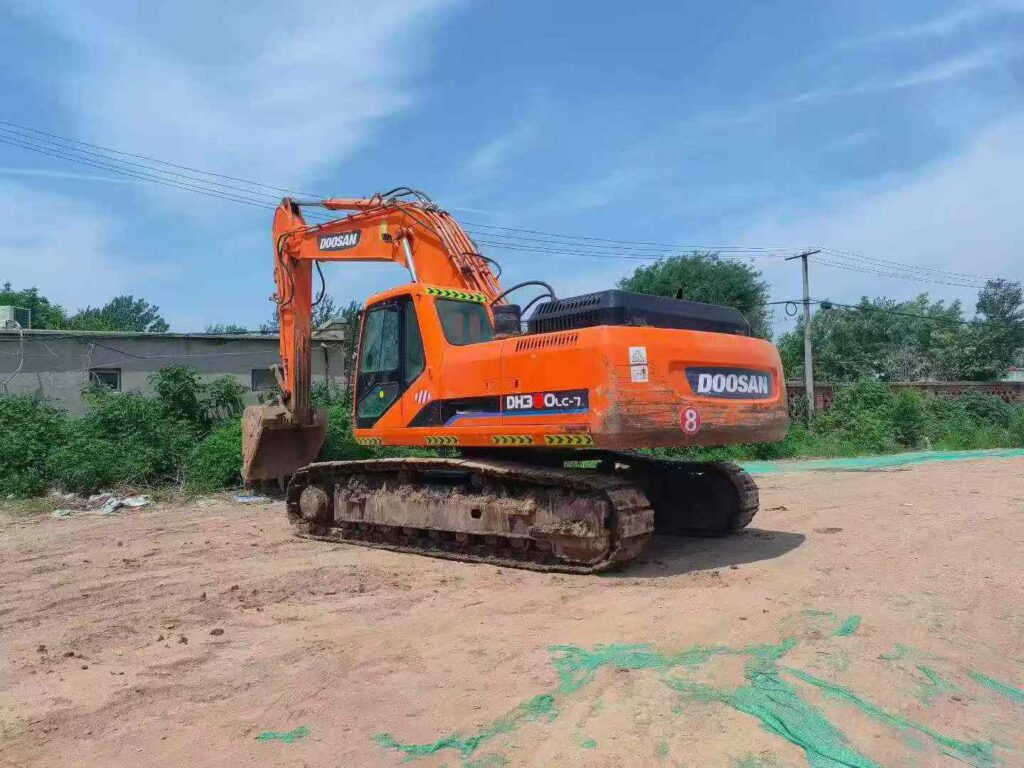 DOOSAN DX300-7 used excavator photo 1