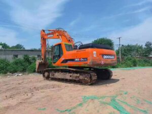 DOOSAN DX300-7 used excavator photo 1