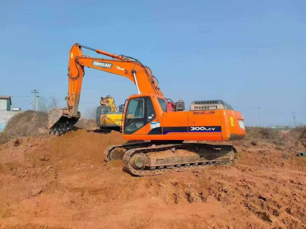 DOOSAN DX300-7 used excavator photo 2