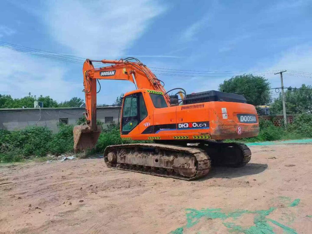 DOOSAN DX300-7 used excavator photo 1