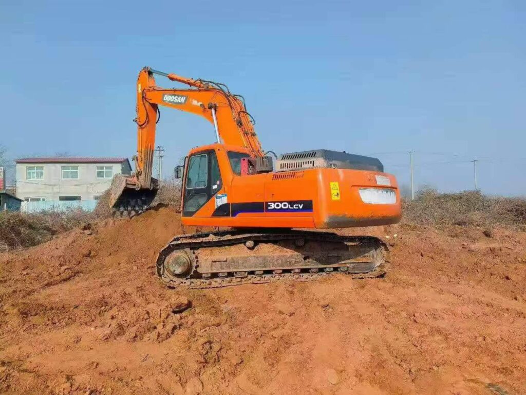 DOOSAN DX300-7 used excavator photo 2