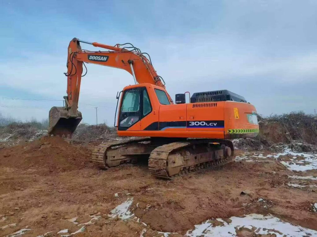 DOOSAN DX300-7 used excavator photo 3