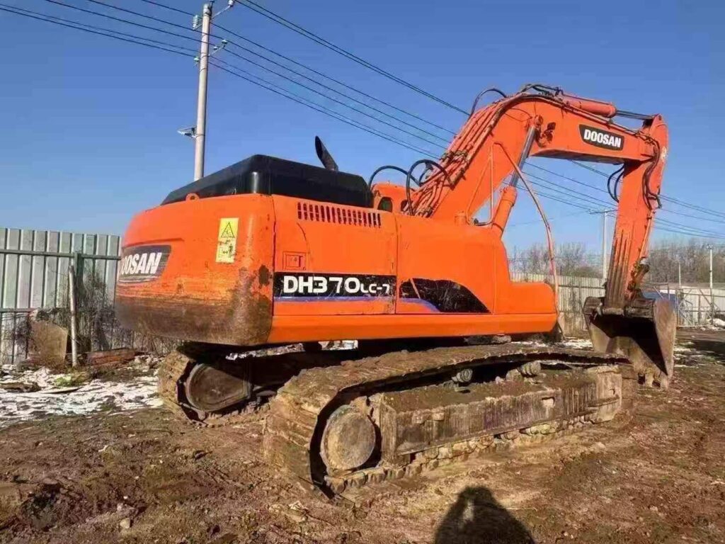 DOOSAN DX300-7 used excavator photo 3