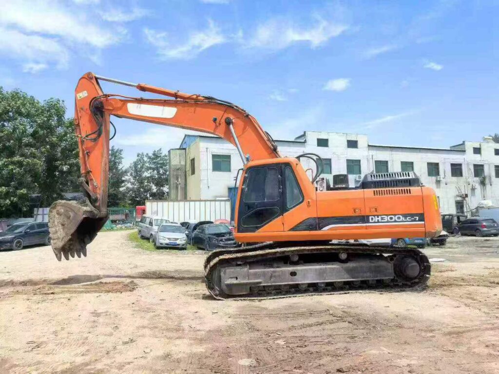 DOOSAN DX300-7 used excavator photo 1
