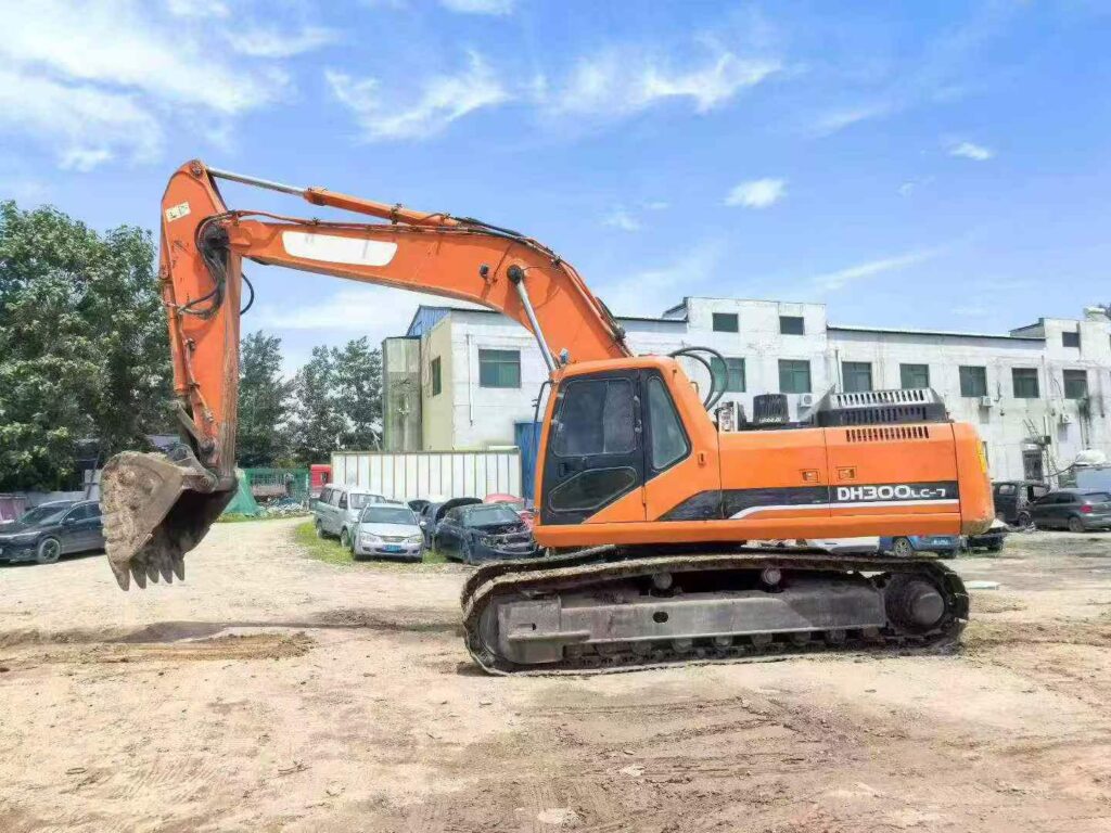 DOOSAN DX300-7 used excavator photo 2