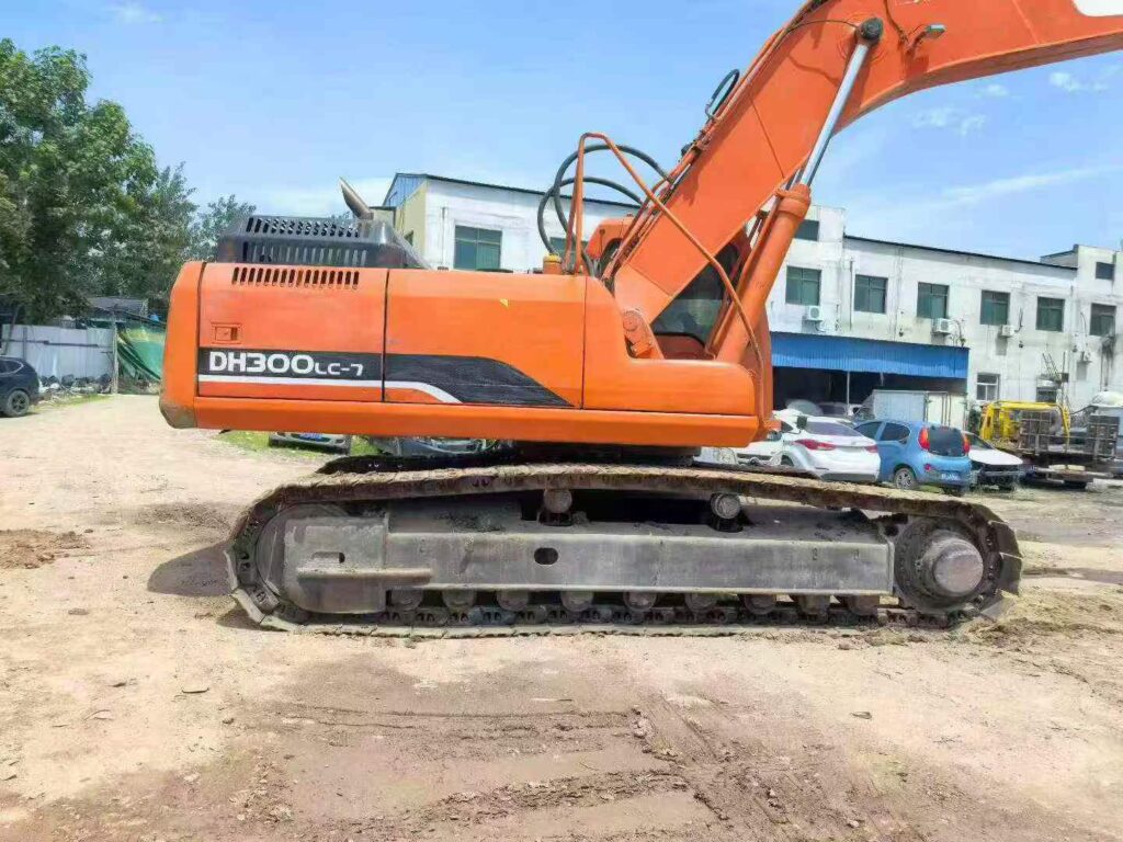 DOOSAN DX300-7 used excavator photo 3