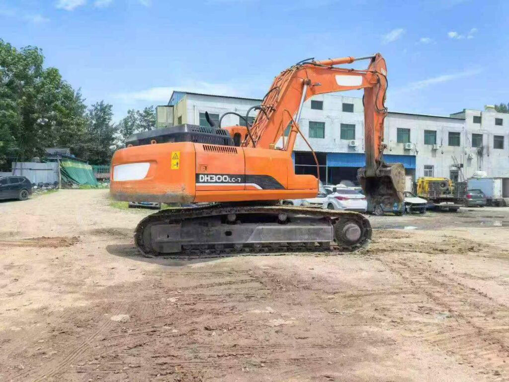 DOOSAN DX300-7 used excavator photo 5