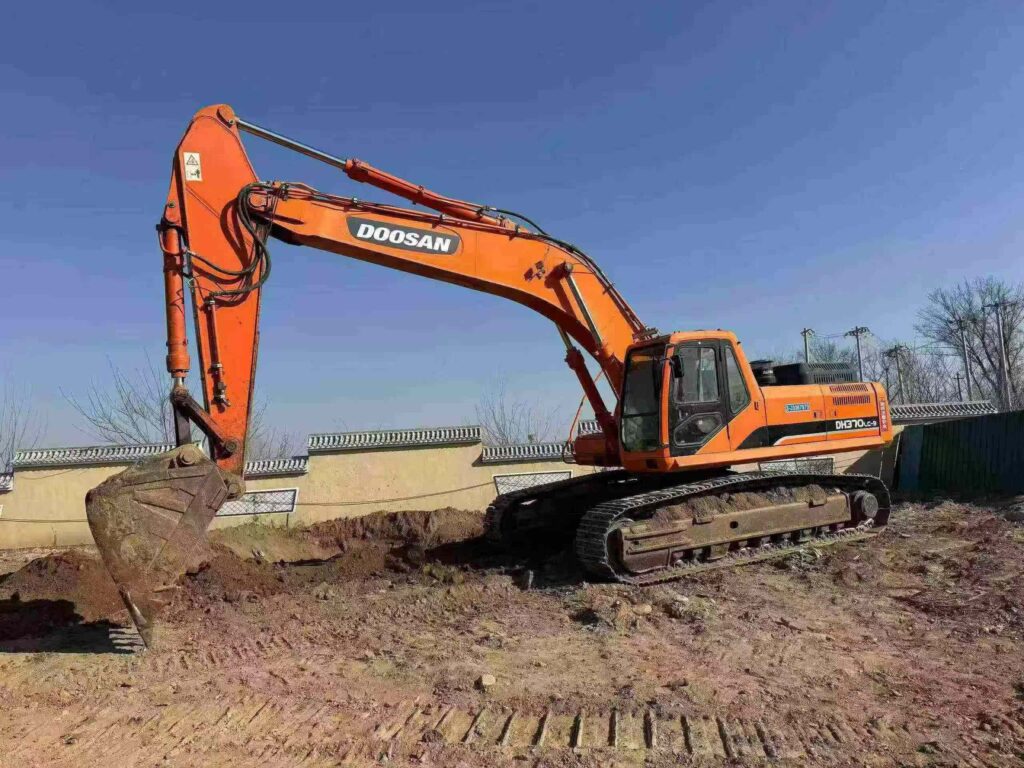 DOOSAN DX370 used excavator photo 1