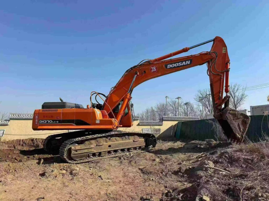 DOOSAN DX370 used excavator photo 2