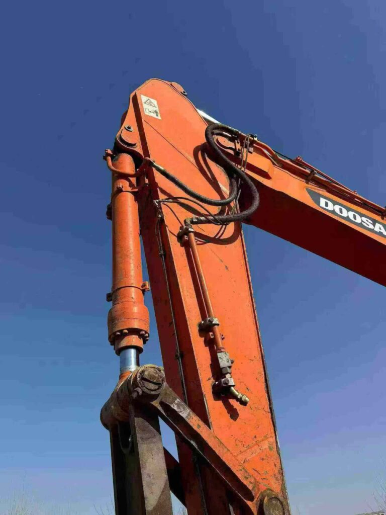 DOOSAN DX370 used excavator photo 4