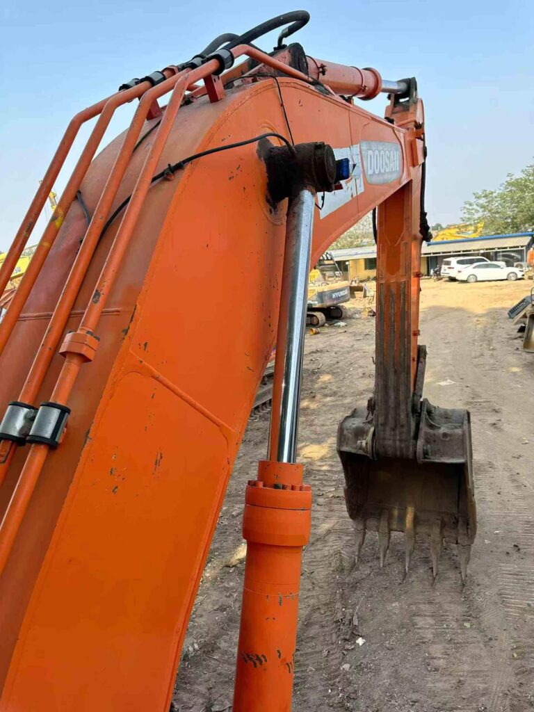 DOOSAN DX370-9 used excavator photo 6