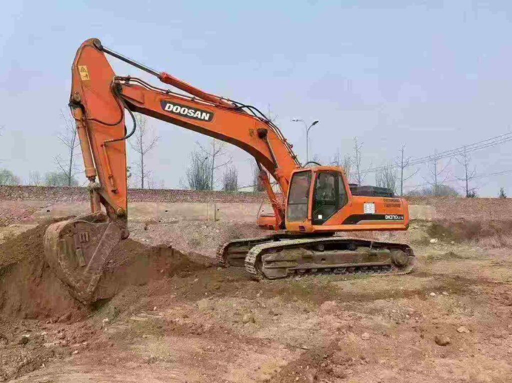 DOOSAN DX370LC-9 used excavator photo 2