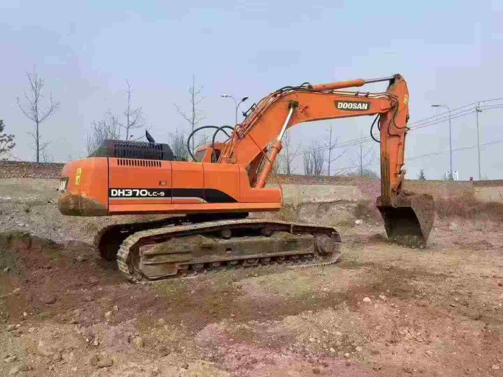 DOOSAN DX370LC-9 used excavator photo 4