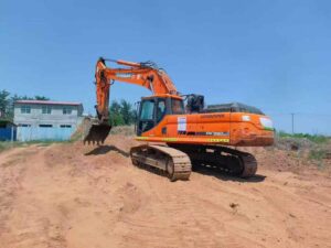 DOOSAN DX380 used excavator photo 1