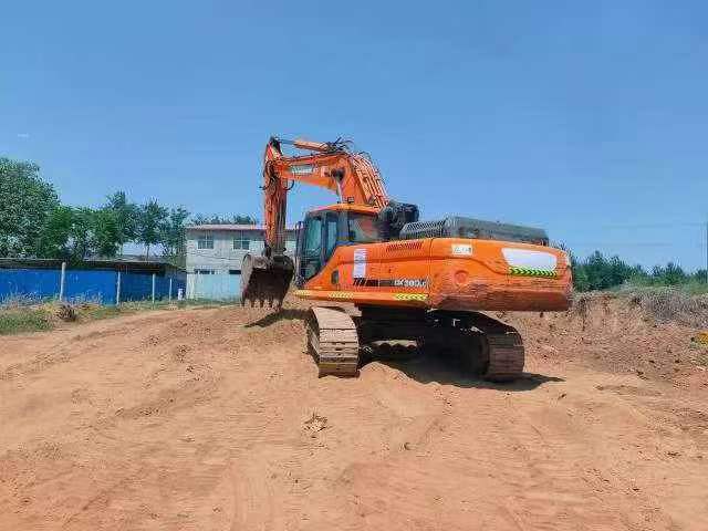 DOOSAN DX380 used excavator photo 2
