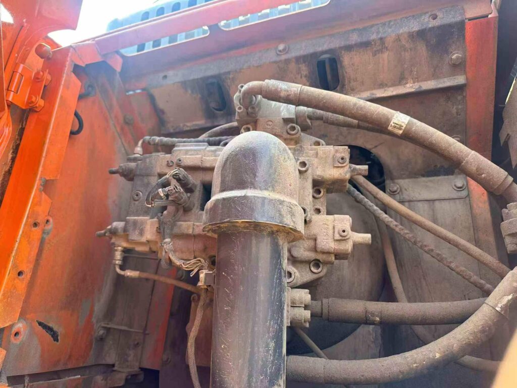 DOOSAN DX500 used excavator photo 4