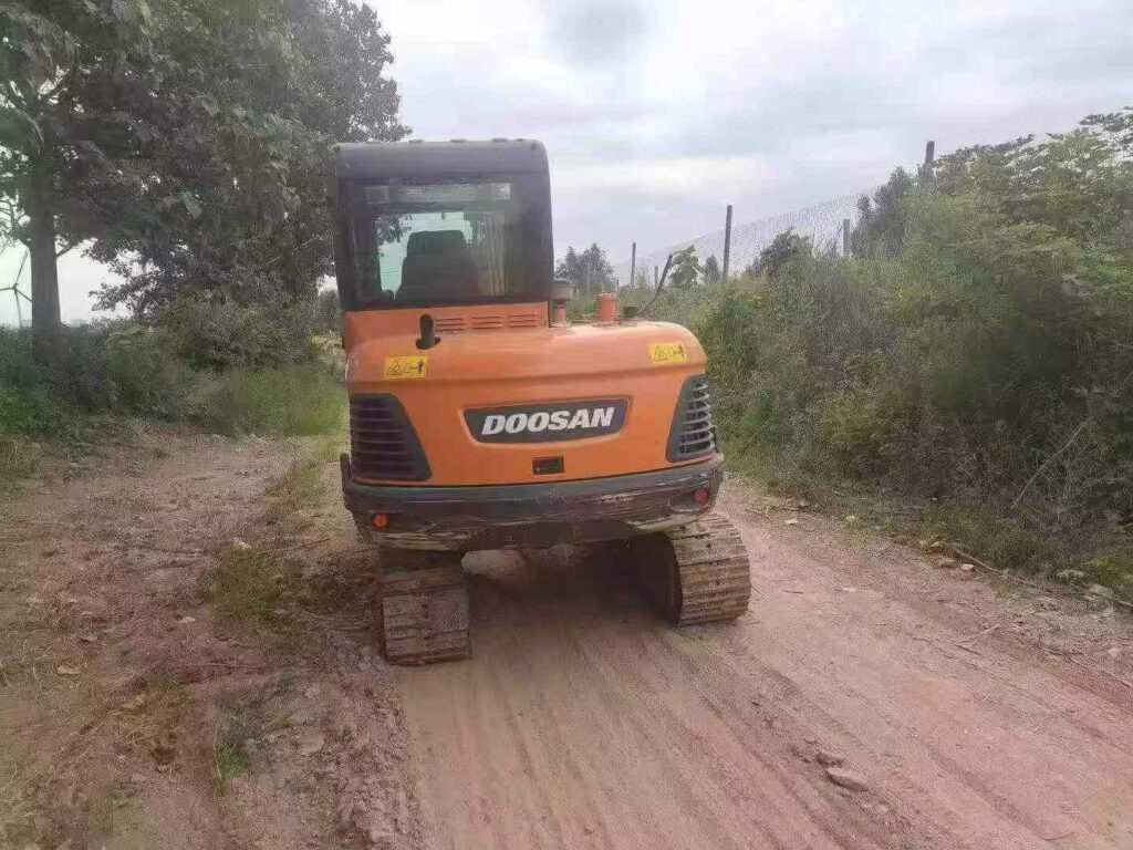 DOOSAN DX60 used excavator photo 2