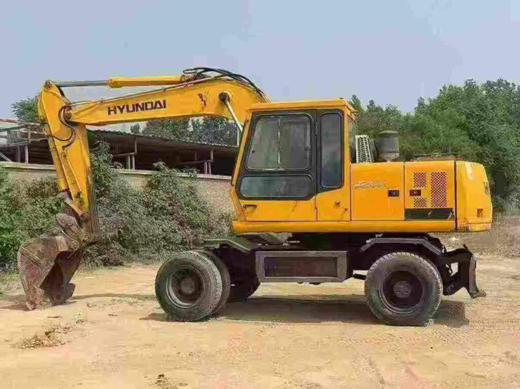 HYUNDAI R130 used excavator photo 3