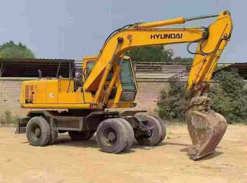 HYUNDAI R130 used excavator photo 4