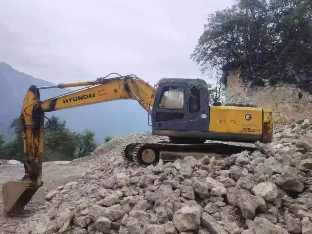 HYUNDAI R225-7 used excavator photo 3