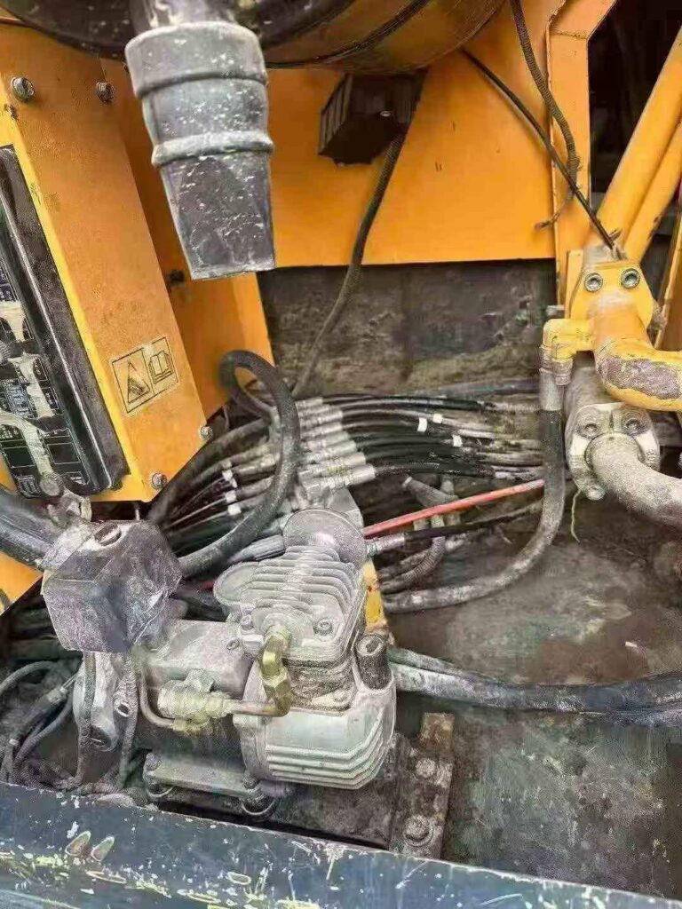 HYUNDAI R305-9T used excavator photo 9