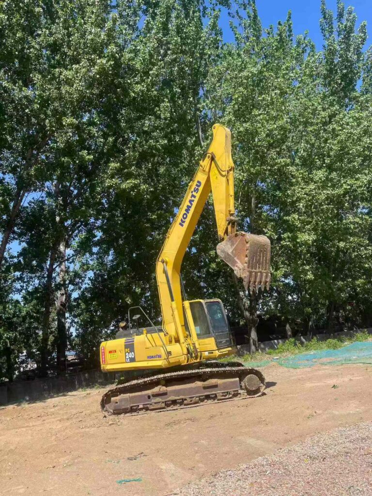KOMATSU PC240-8MO used excavator photo 4