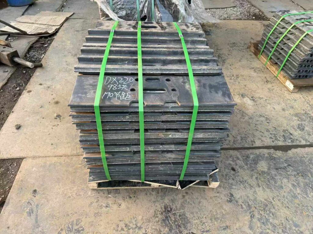 KOMATSU Track Shoe / Track Pad spare parts photo 1