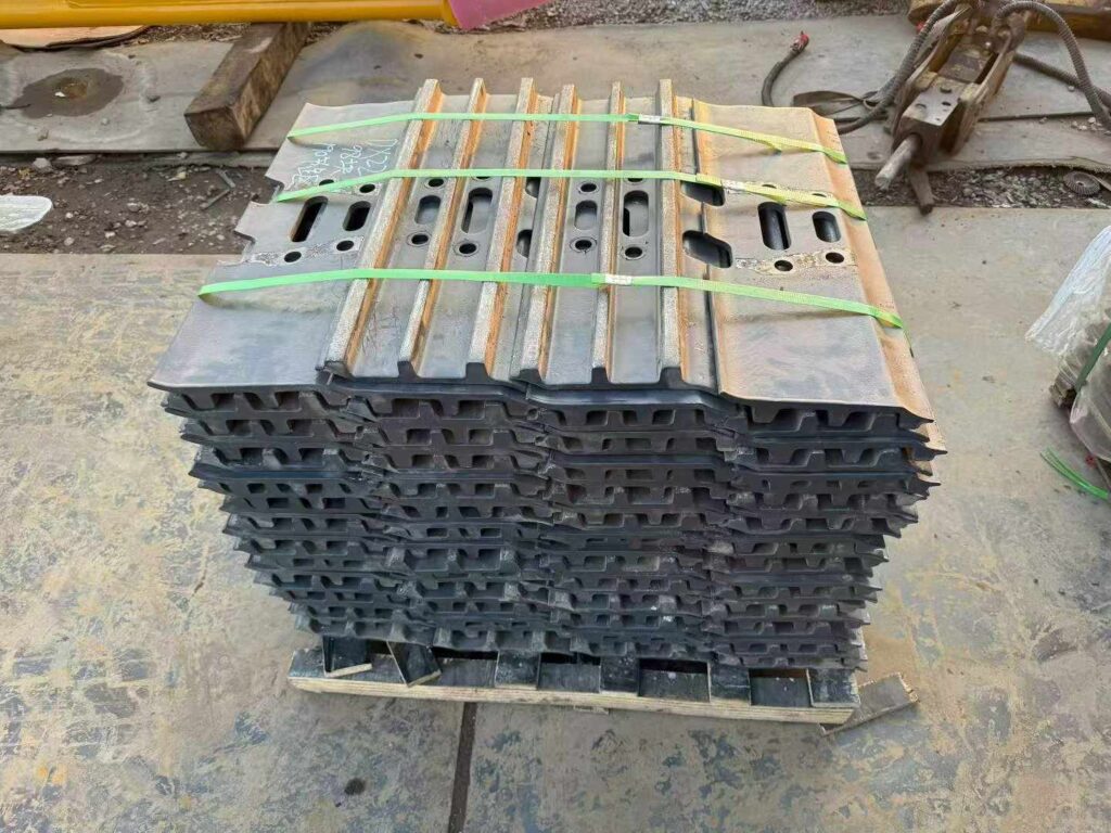 KOMATSU Track Shoe / Track Pad spare parts photo 3