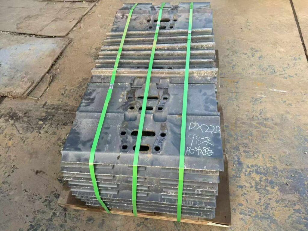 KOMATSU Track Shoe / Track Pad spare parts photo 4