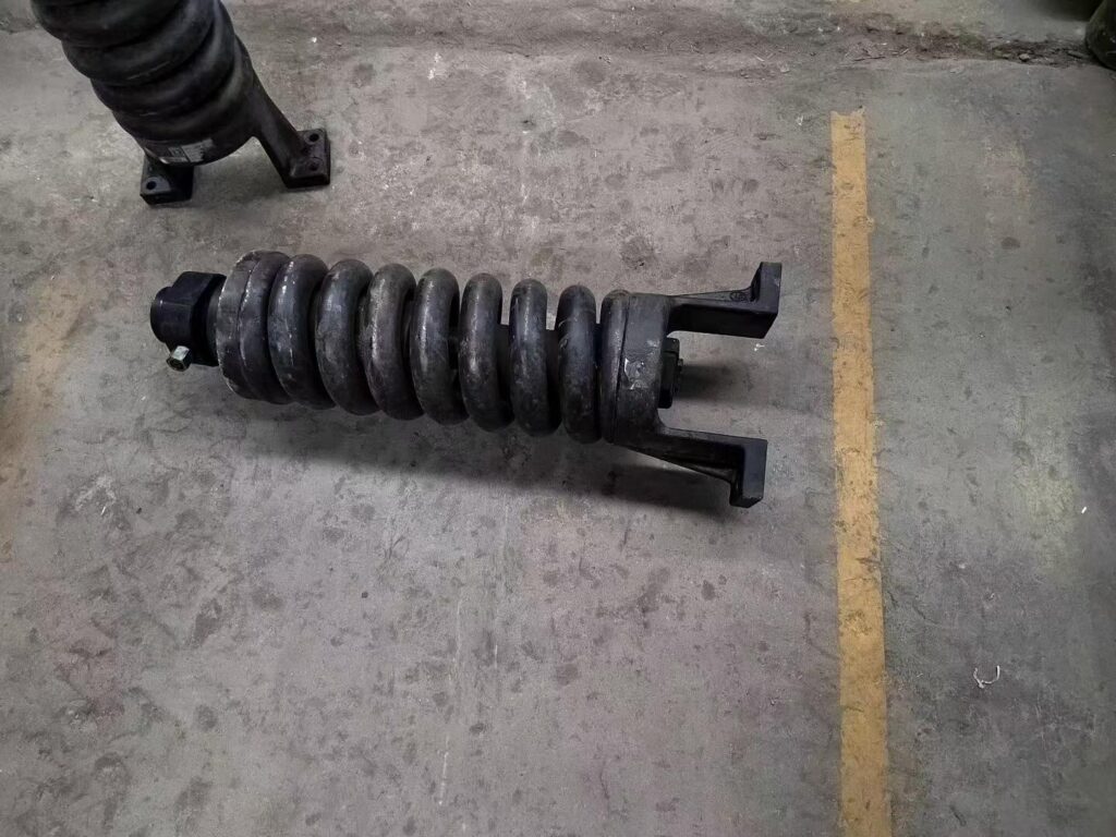 LIUGONG 920, LIUGONG 922, LIUGONG 925 Idler and Recoil Spring Assembly spare parts photo 1