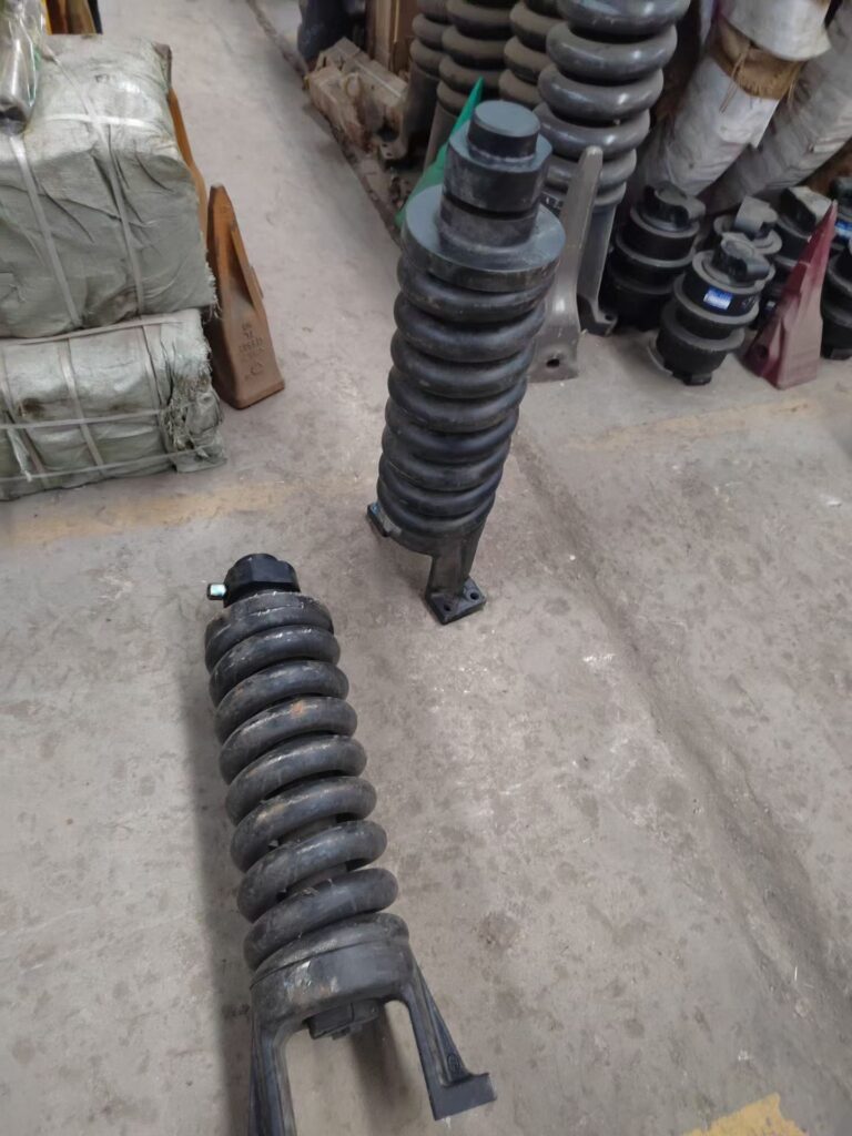 LIUGONG 920, LIUGONG 922, LIUGONG 925 Idler and Recoil Spring Assembly spare parts photo 3