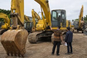 Inspeksi excavator bekas di yard China