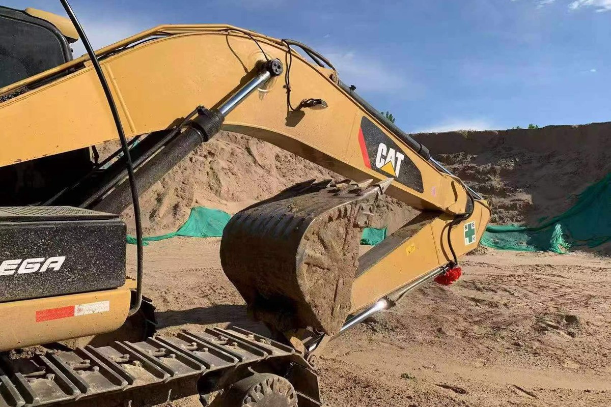 CAT 320D2L boom arm bucket photo for attachment and cylinder area review