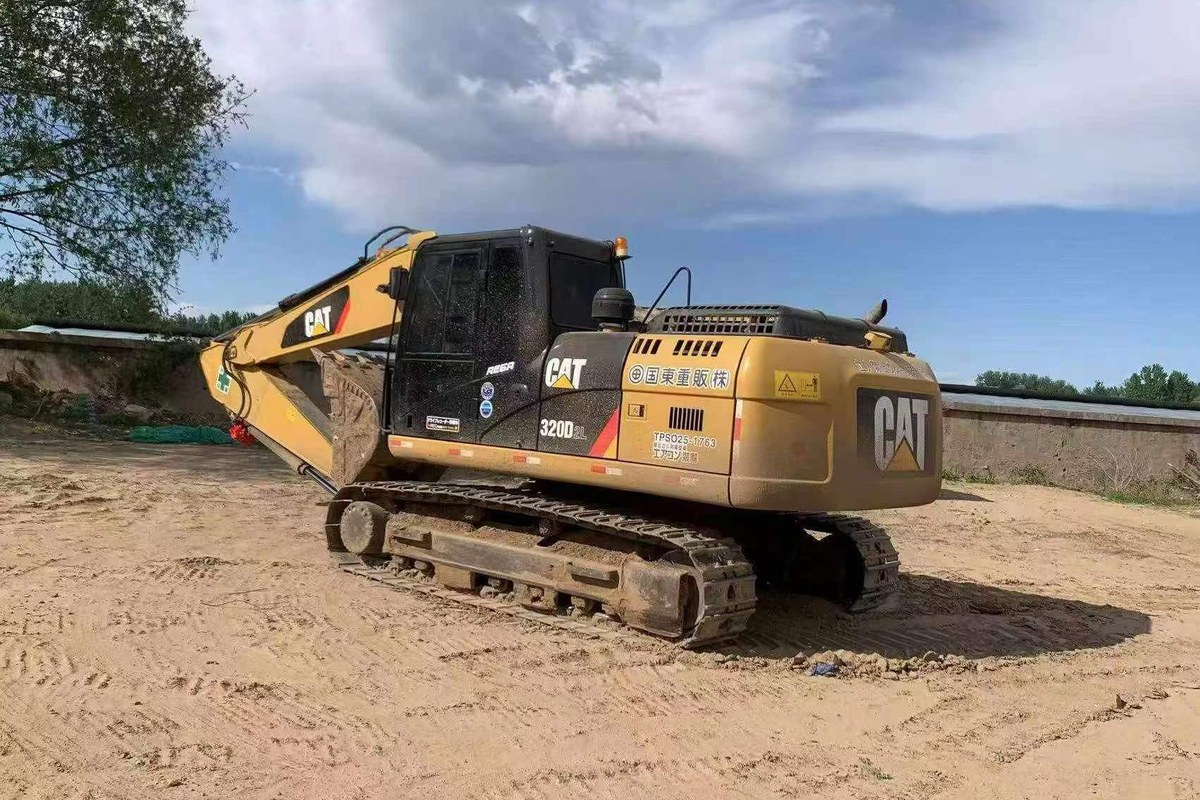 Used CAT 320D2L rear side view showing counterweight and track frame