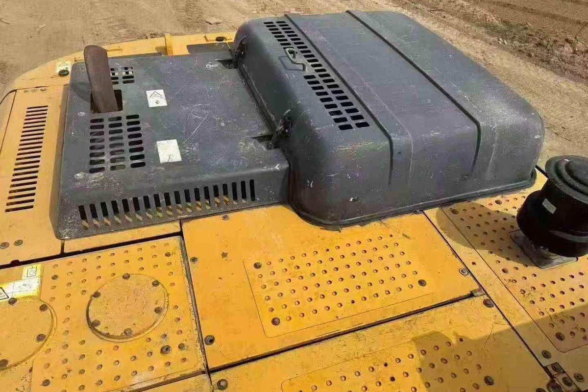 Evidencia visual de condicion de excavadora usada antes de importar
