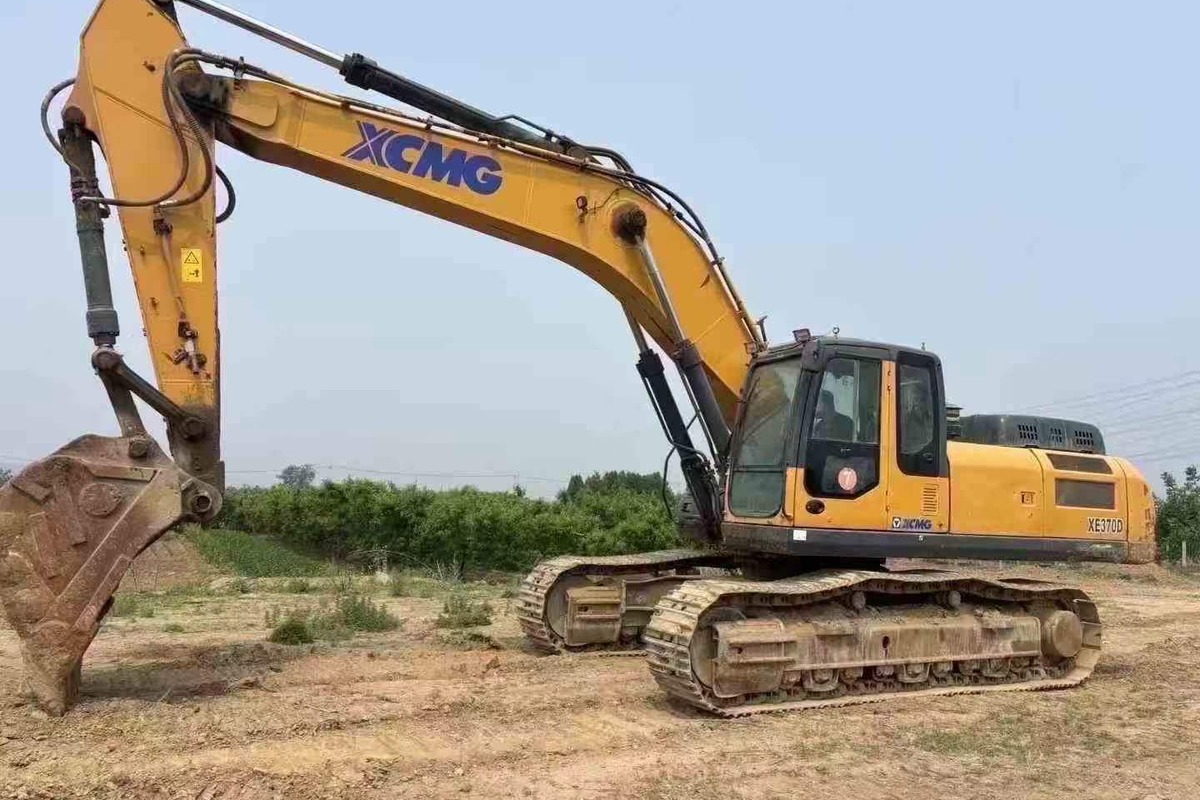 Foto excavator bekas untuk membandingkan dokumen sebelum membeli dari China
