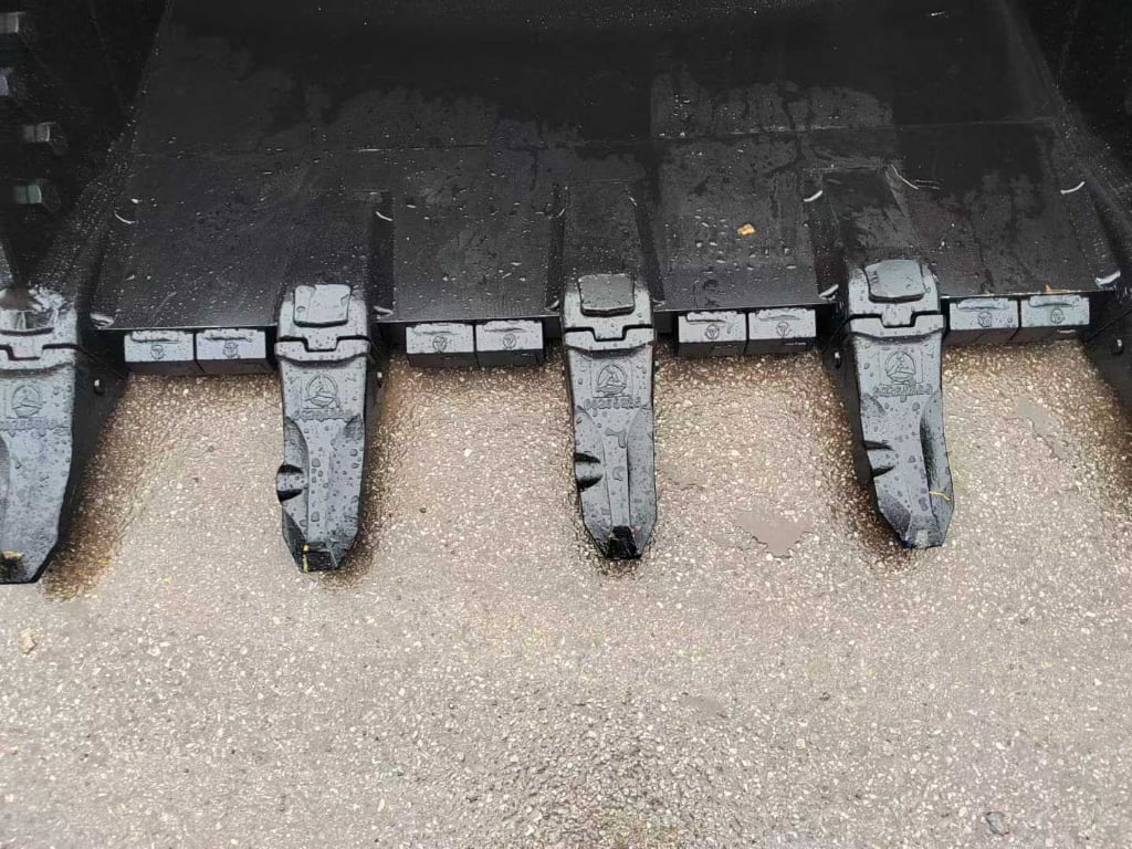 SANY 550 Bucket Teeth / Cutting Edge spare parts photo 2